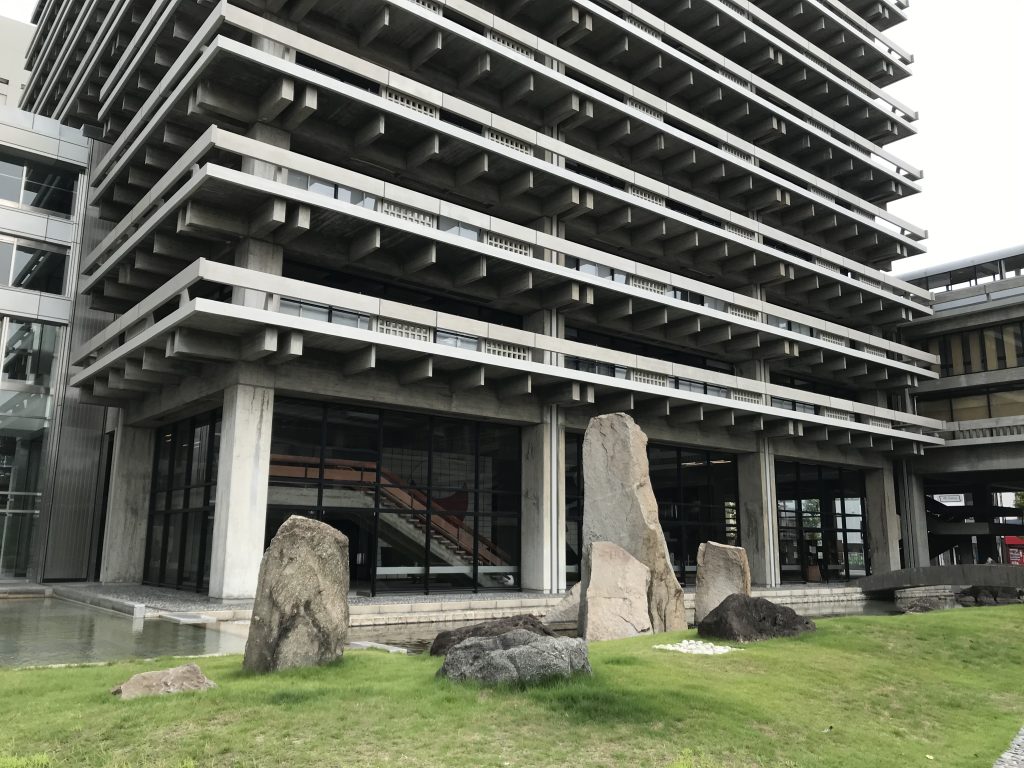 香川県庁舎東館
ピロティ