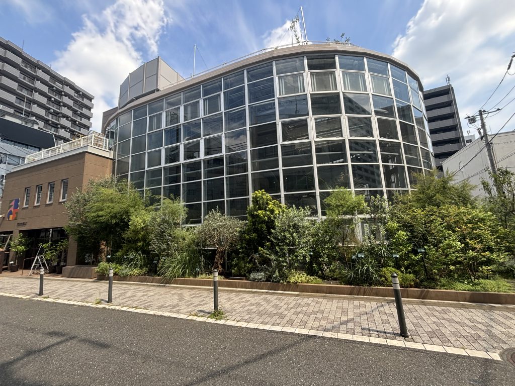 渋谷区ふれあい植物センターのファサード