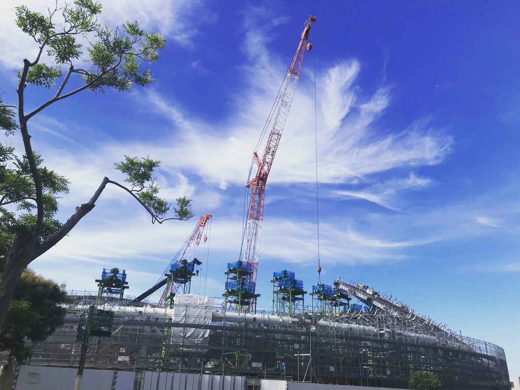 あなぶきアリーナ香川、屋根工事中ー１。