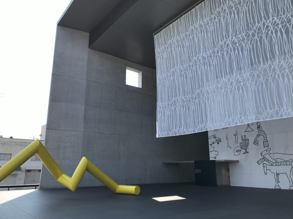 美術館正面の大きな屋根