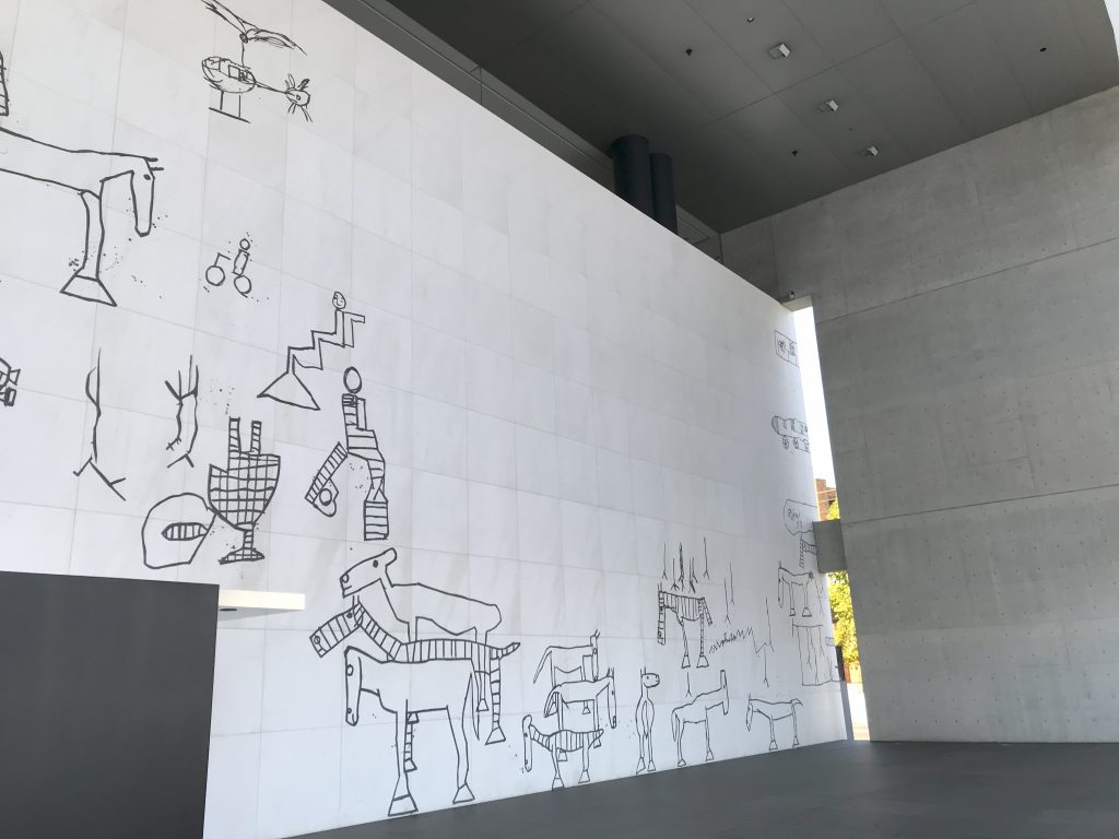 美術館正面の壁画