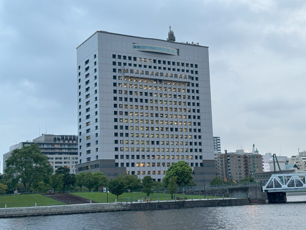 神奈川県警察本部のファサード