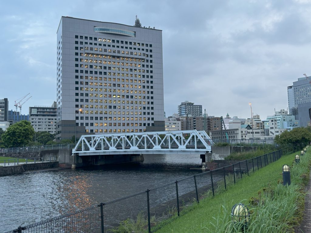 神奈川県警察本部のファサード