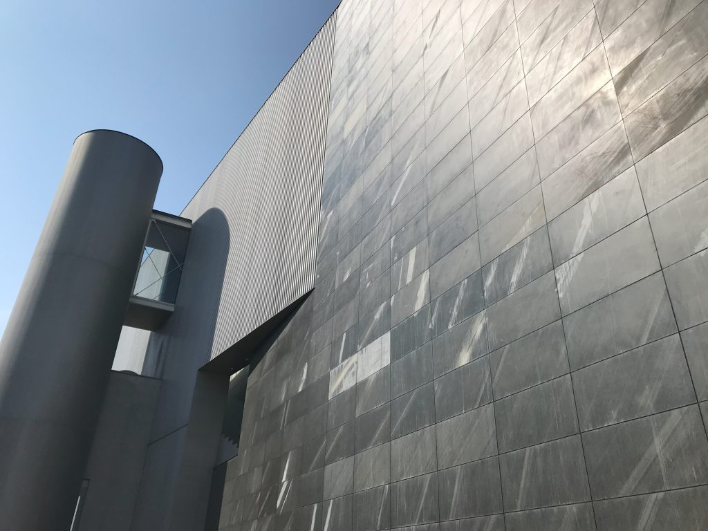 外壁と飛び出したエレベーター