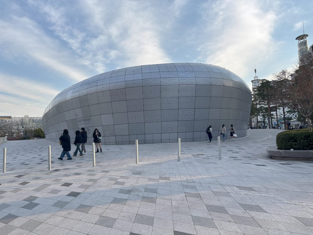 道路を渡って最初に見える部分