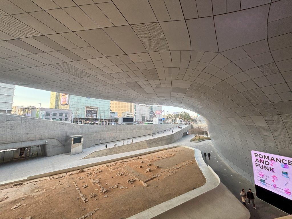 DDP、壁から屋根まで一体的な造形