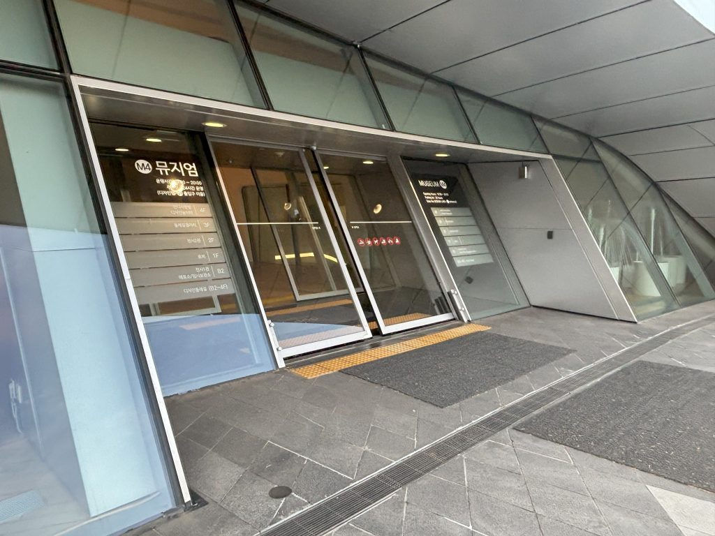 斜めに設置された自動ドア