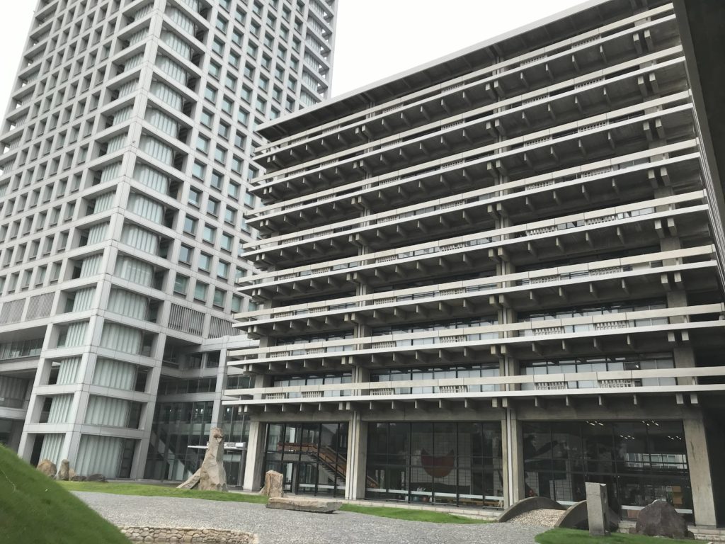 本館と東館とは、通路がつながっている。