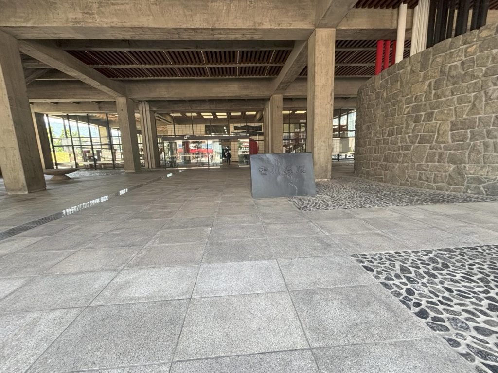 東館のエントランス