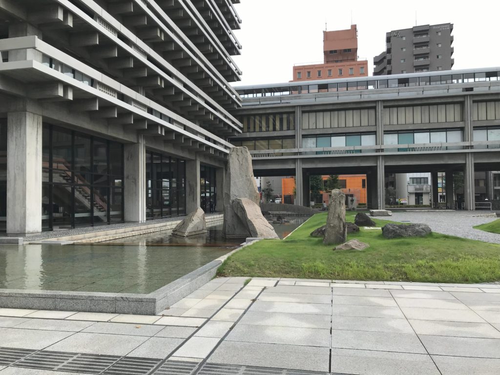 旧東館は低層で、１階はピロティ。