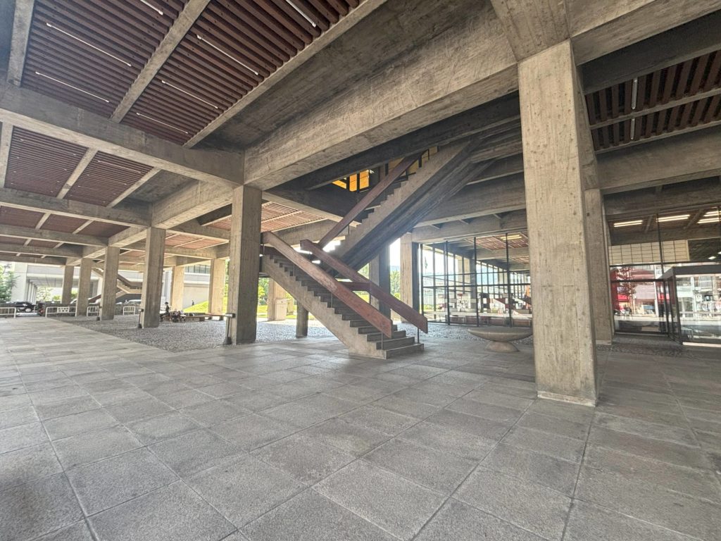 旧東館１階のピロティ