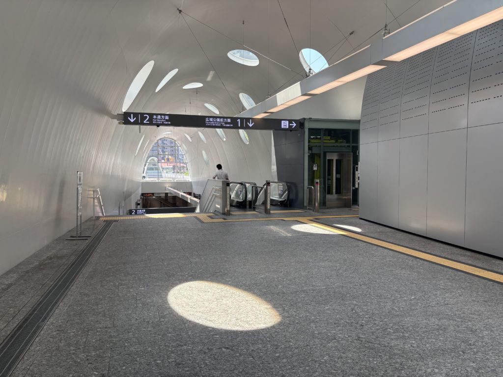 新白島駅改札内